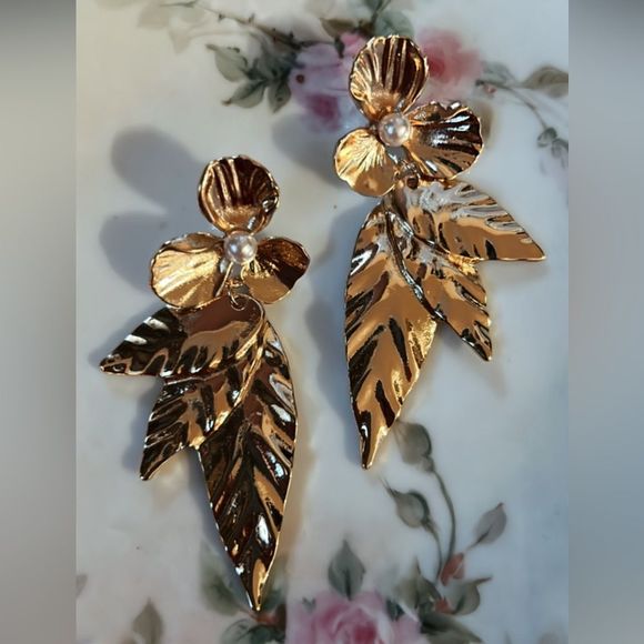 Zara Jewelry - Flower dangle earrings A93